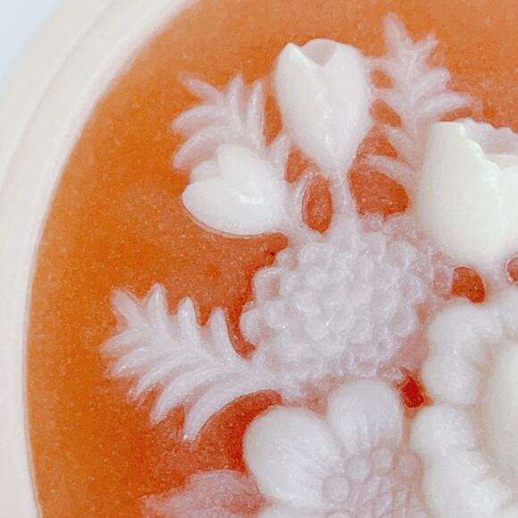 Giftable Vintage Avon Signed Floral Cameo Brooch Pin 1970s Resin Jewelry w Box - Picture 5 of 10